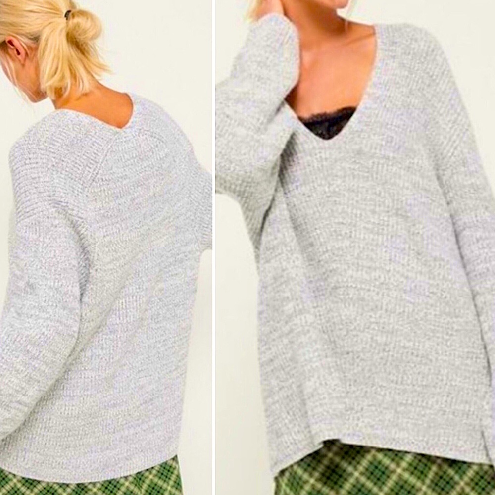 URBAN OUTFITTERS sz X Small Victoria Sweater V Neck Oversized Gray White